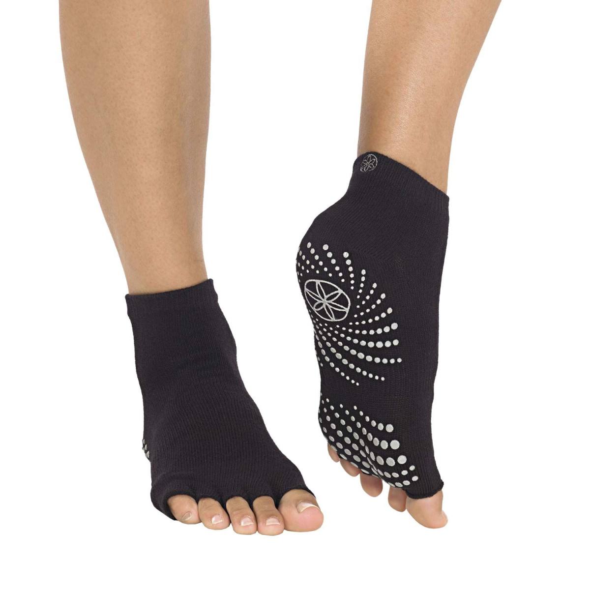 Gaiam Tåløse No-Slip Yoga Strømper 2-Pak – Yogasokker & Handsker, billede 2 hos ActiveNordic
