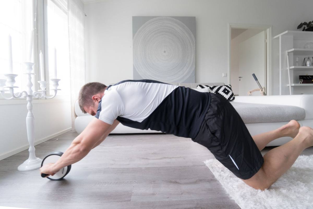 FitWood KIVI Ab Wheel - Hvid Træ / Grå Alu. Håndtag / Grå Ring, billede 3 hos ActiveNordic
